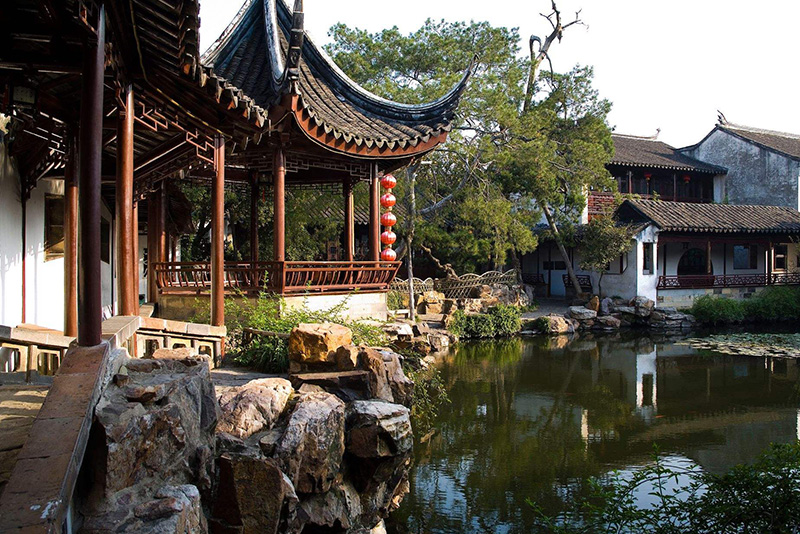 Suzhou, this famous Jiangnan city soaked in smoke and rain, is unparalleled in its exquisite gardens, gentle water towns, and blend of ancient and modern charm.