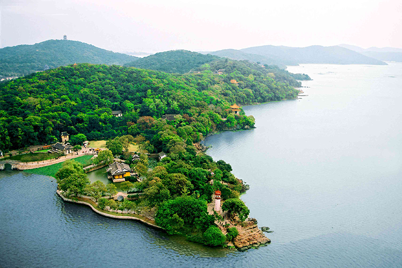 Suzhou, this famous Jiangnan city soaked in smoke and rain, is unparalleled in its exquisite gardens, gentle water towns, and blend of ancient and modern charm.