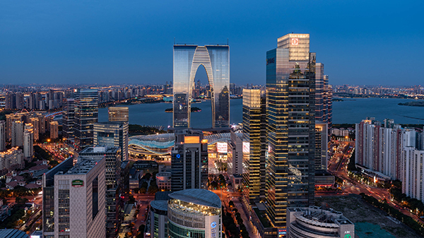 Suzhou, this famous Jiangnan city soaked in smoke and rain, is unparalleled in its exquisite gardens, gentle water towns, and blend of ancient and modern charm.